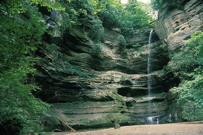 Starved Rock State Park canyon and waterfall in Illinois
